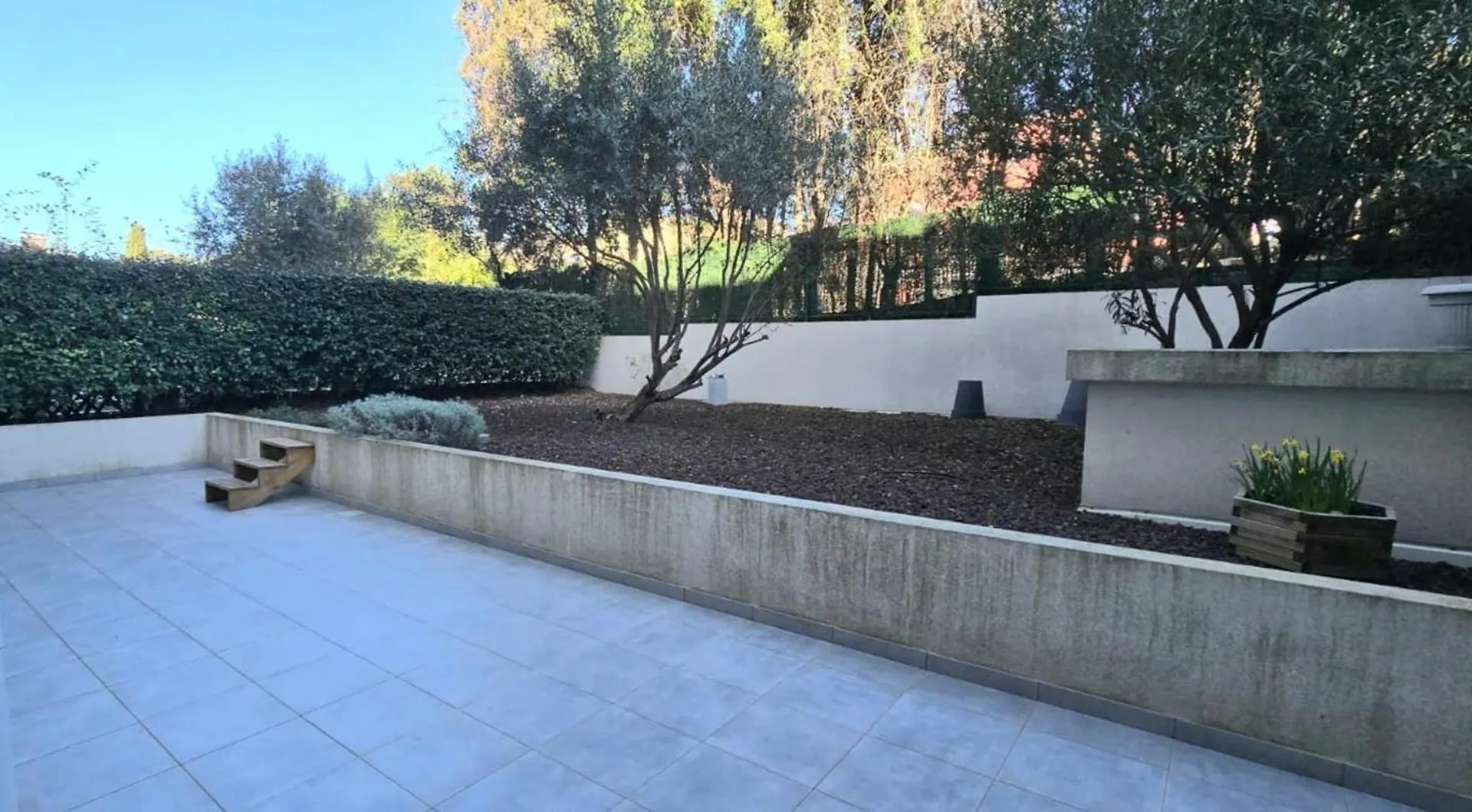 Spacious T3 With Garden In Saint-Raphael contacts